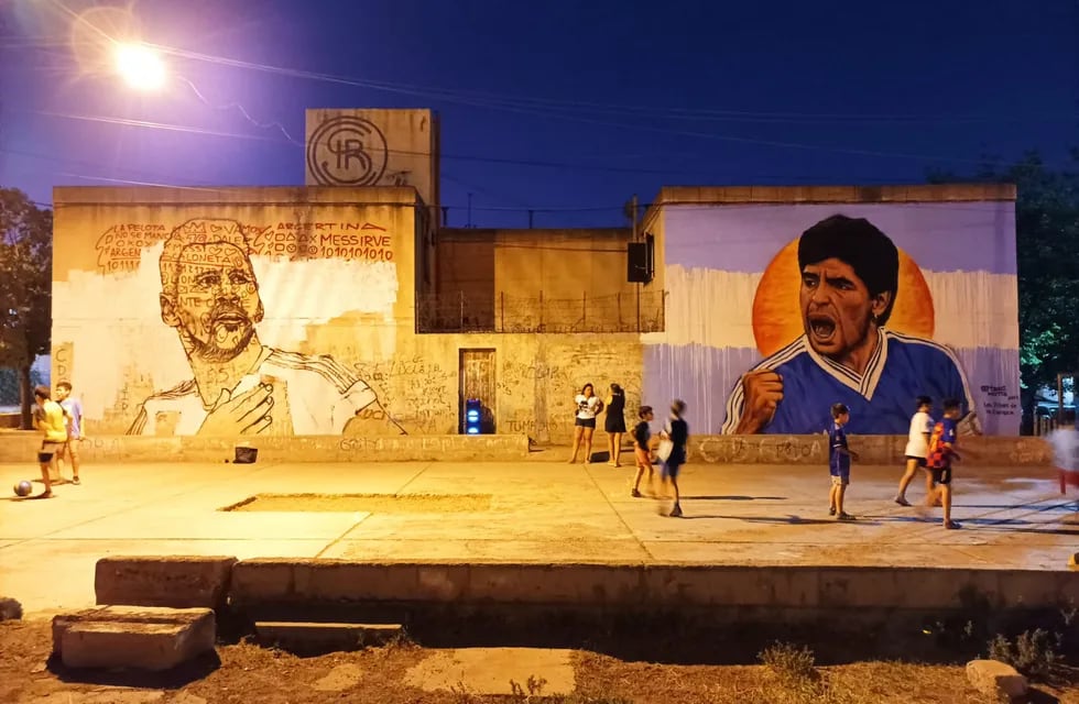 Los ídolos en los muros: el artista mendocino que le rinde homenaje a Messi y Maradona.