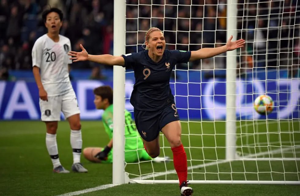 Francia goleó 4-0 a Corea del Sur en el partido inaugural del Mundial de fútbol femenino. (AFP)