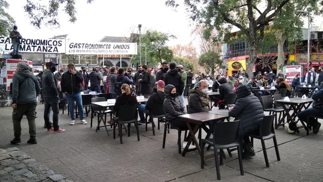 En contra de las restricciones: gastronómicos colocaron mesas en Plaza Serrano para reclamar