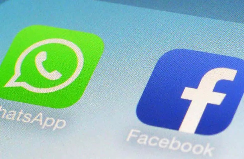ÍCONOS. De WhatsApp y Facebook en un iPhone (AP/Archivo).