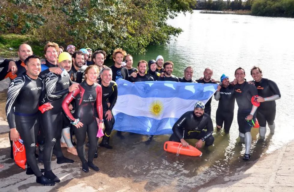 Nadaron en el Río Negro para homenajear a los caídos en Malvinas. Fotos: Río Negro