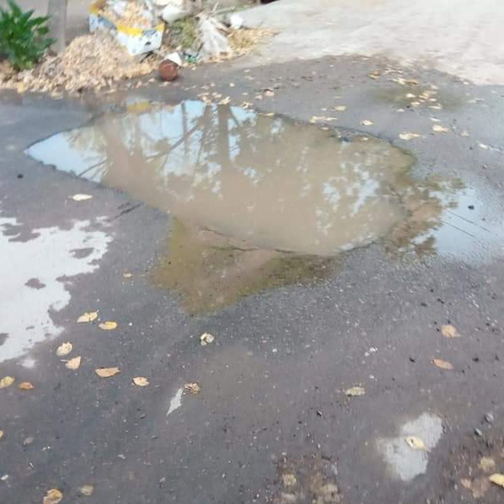 La pérdida que dejaba a Carlos Bogado sin agua, es una de tantas roturas en la red de Aysam en San Rafael. 