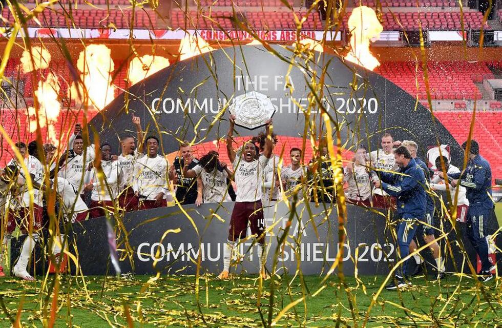 29 August 2020, England, London: Arsenal's Pierre-Emerick Aubameyang (C) lifts the Community Shield trophy after his side's victory in the English FA Community Shield soccer match between Arsenal and Liverpool at Wembley Stadium. Photo: Justin Tallis/PA Wire/dpa