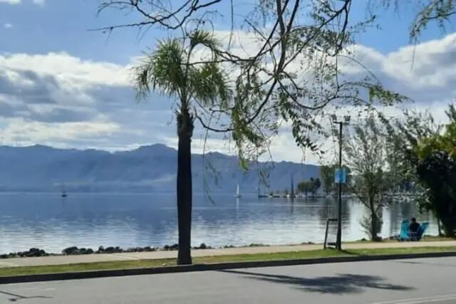 Costanera del lago San Roque. Carlos Paz.