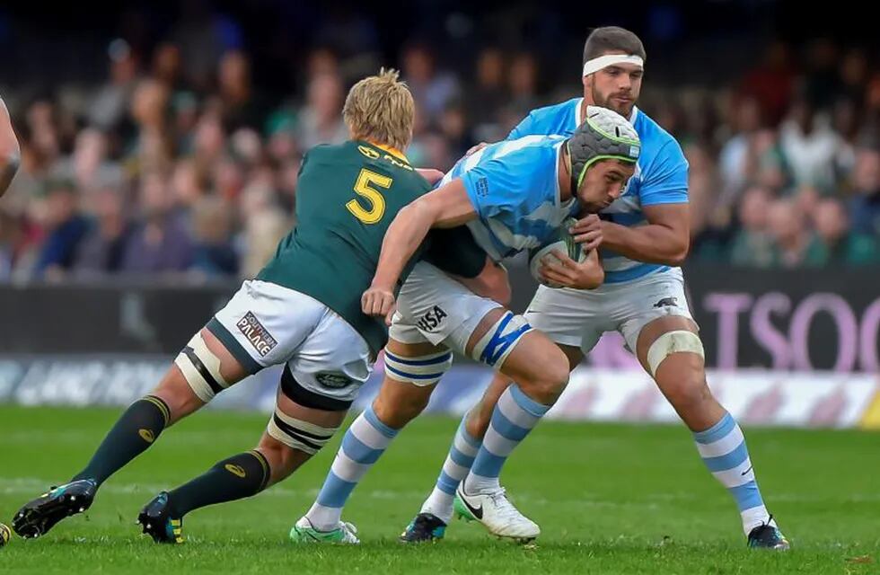 South Africa lock Pieter-Steph du Toit, left, tackles Argentina lock Guido Petti, centre, during their Castle Lager Rugby Championship test between South Africa and Argentina in Durban, South Africa, Saturday, Aug. 18, 2018. (AP Photo) Durban sudafrica  campeonato torneo Rugby Championship 2018 rugby rugbiers partido seleccion sudafrica argentina los pumas