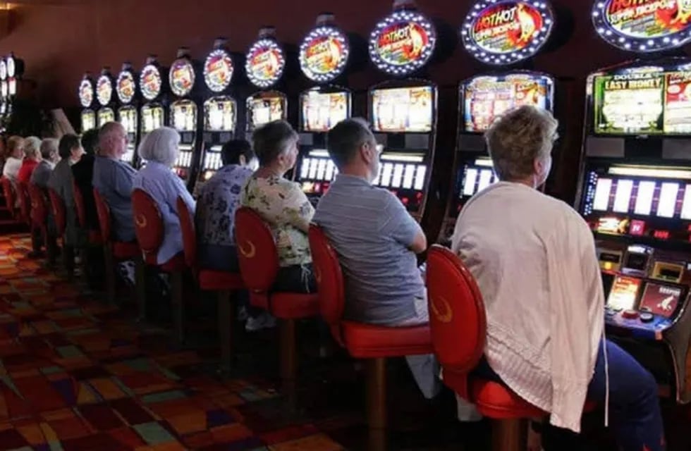 El Instituto Provincial de Loterías y Casinos clausuró salas de juego en Puerto Iguazú.