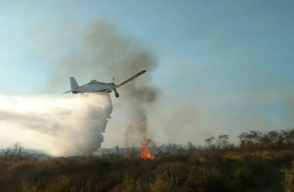 Avión hidrante combate el fuego en Jujuy