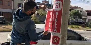 Cansados de la suciedad vecinos de un barrio salteño arrancaron carteles políticos
