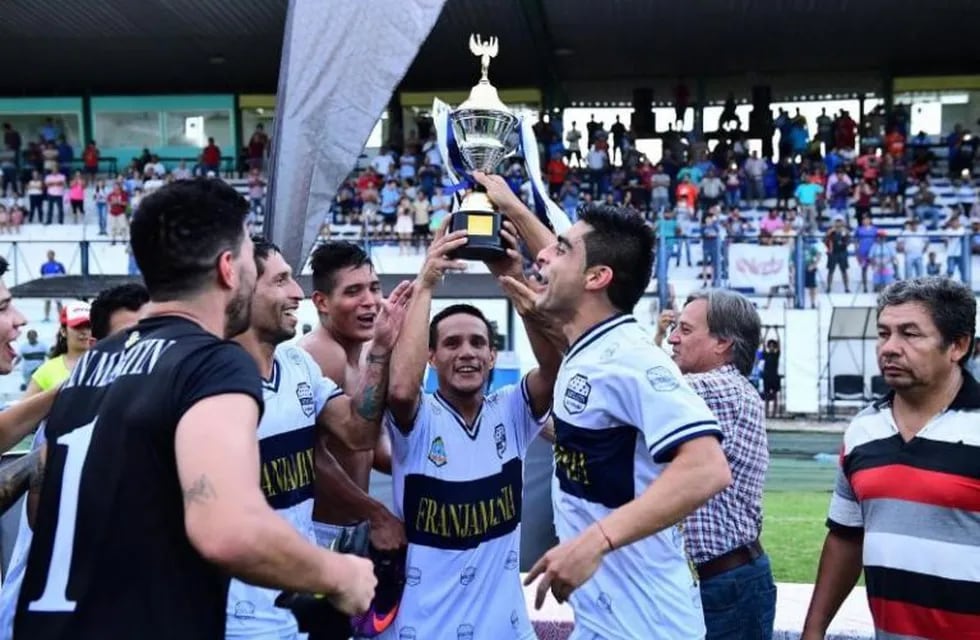 Instante especial. La entrega del trofeo a los jugadores de San Martín luego de convertirse en nuevo campeón del Torneo Anual Clasificatorio 2018 de la Liga Formoseña de Fútbol.