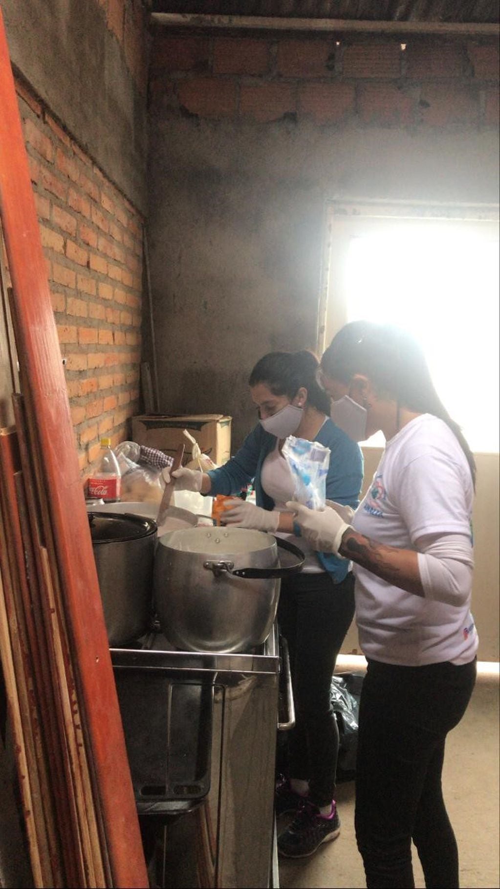 Los voluntarios de la fundación "Un mundo diferente" siguen trabajando durante la pandemia.