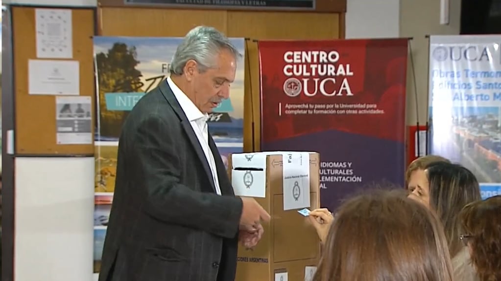 Alberto Fernández en el momento de emitir su voto en las elecciones generales. 