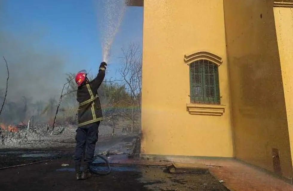 Un bombero de Garupá  trabajando en el incendio de El Portal en Misiones.