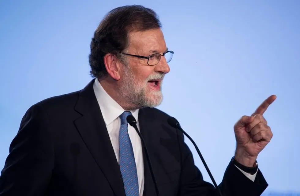 Spanish Prime Minister Mariano Rajoy gives a speech during a regional Popular Party (PP) meeting in Barcelona on September 15, 2017. \r\nSpain's central government launched its latest salvo against Catalonia, tightening control over regional spending and brushing aside a last-ditch separatist demand for dialogue to allow a banned referendum. Prime Minister Mariano Rajoy is in the Catalan capital to rally his troops against a backdrop of soaring tensions over separatist leaders' plans to hold the outlawed independence vote on October 1. / AFP PHOTO / Josep LAGO españa cataluña Mariano Rajoy españa crisis por el reclamo de independencia de cataluña reclamo independencia de cataluña