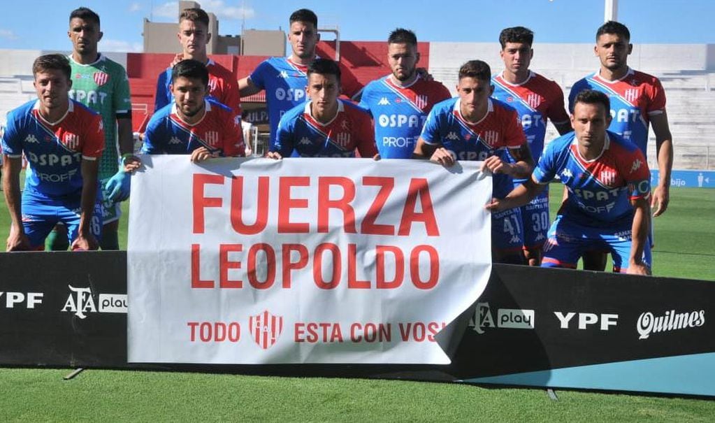 Jugadores de Unión de Santa Fe mostraron una bandera para apoyar al exfutbolista Leopoldo Jacinto Luque. (@clubaunion)