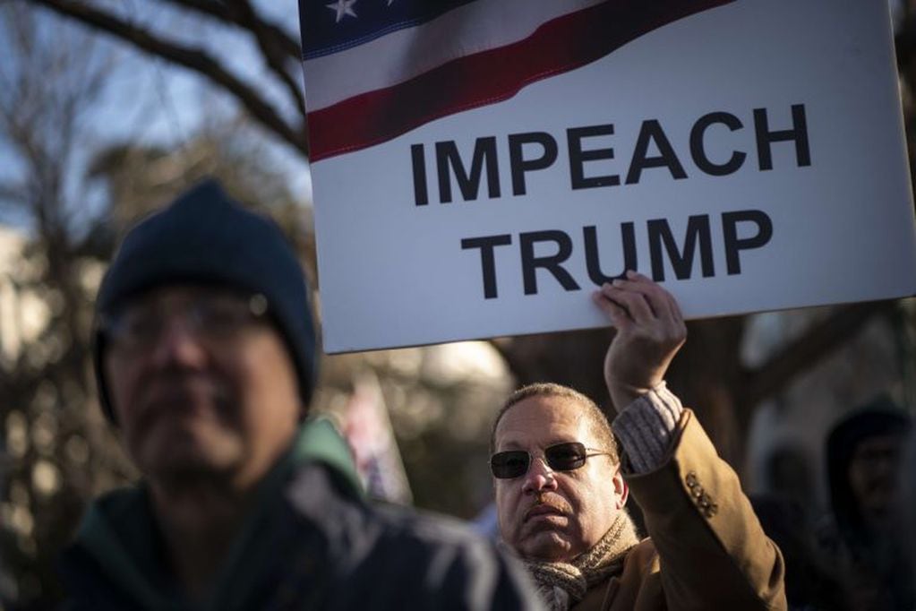 "Enjuicien a Trump", reza el cartel de un manifestante. (AFP)