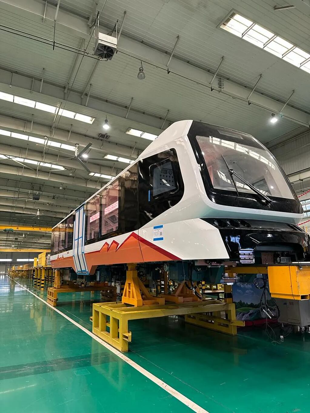 El tren solar jujeño es construido en los talleres de CRRC Corporation Limited de China. Este tren turístico hará uso de la tecnología de baterías de litio.