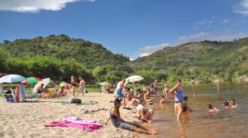 Con arena y agua transparente, la Playa de los Hippies es un planazo para escapar del calor. (Foto: Agencia Córdoba Turismo)