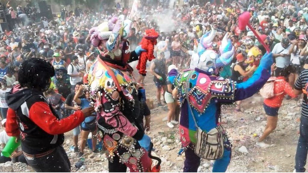 La comparsa "Pocos pero Locos" de la ciudad de Tilcara congregó a una multitud, en la Quebrada de Humahuaca.