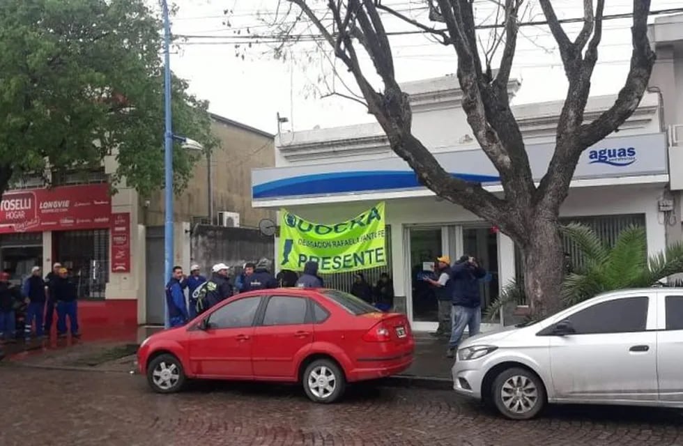 Manifestación de la UOCRA Rafaela frente a ASSA en reclamo de pagos atrasados de la empresa Brumont (@ADN979FM)