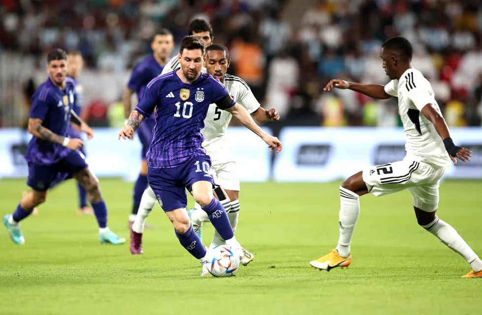 La Selección Argentina de Lionel Scaloni vence a Emiratos Árabes Unidos con cuatro golazos.
