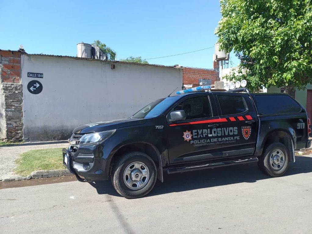 Policías de la Brigada de Explosivos fueron a inspeccionar la vivienda incendiada. (@somosrosariook)