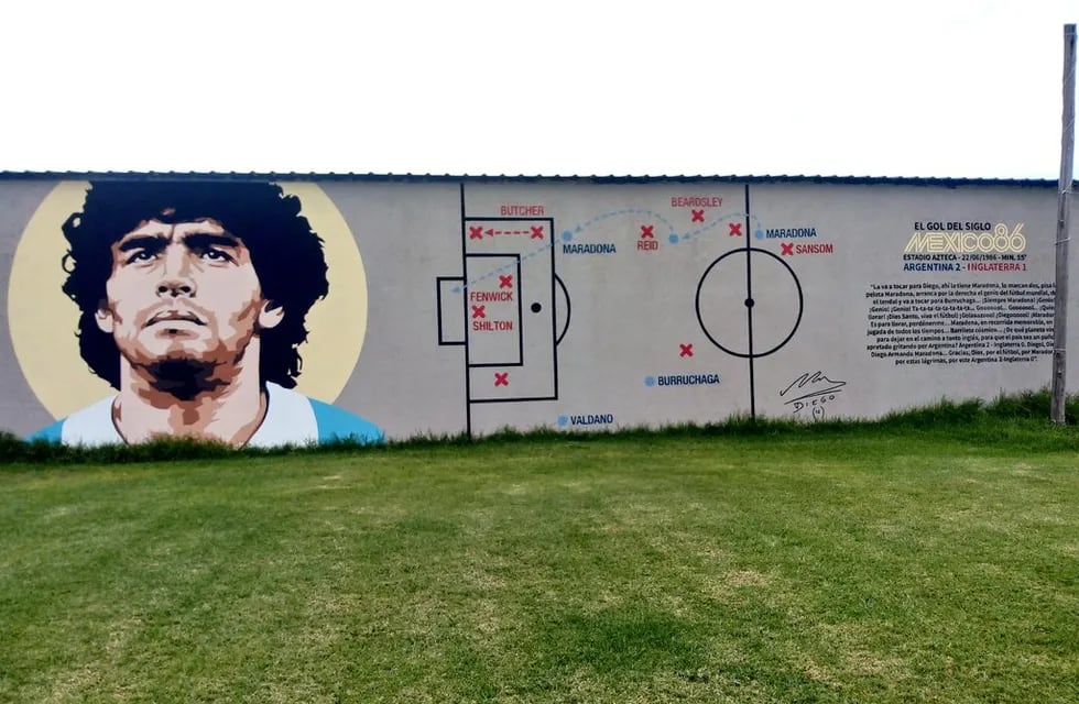 El gol del siglo, plasmado en el mural de Diego en Laguna Larga. (La Voz).