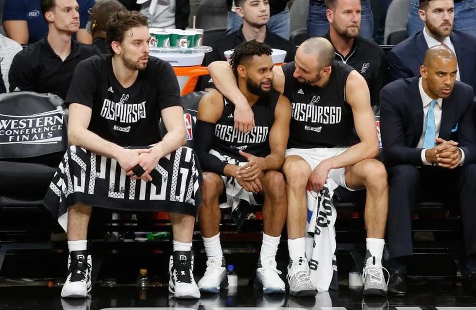 SAN ANTONIO, TX - MAY 22: Manu Ginobili #20 (R) reacts on the bench with Patty Mills #8 and Pau Gasol #16 of the San Antonio Spurs in the second half against the Golden State Warriors during Game Four of the 2017 NBA Western Conference Finals at AT&T Center on May 22, 2017 in San Antonio, Texas. NOTE TO USER: User expressly acknowledges and agrees that, by downloading and or using this photograph, User is consenting to the terms and conditions of the Getty Images License Agreement.   Ronald Cortes/Getty Images/AFPn== FOR NEWSPAPERS, INTERNET, TELCOS & TELEVISION USE ONLY ==