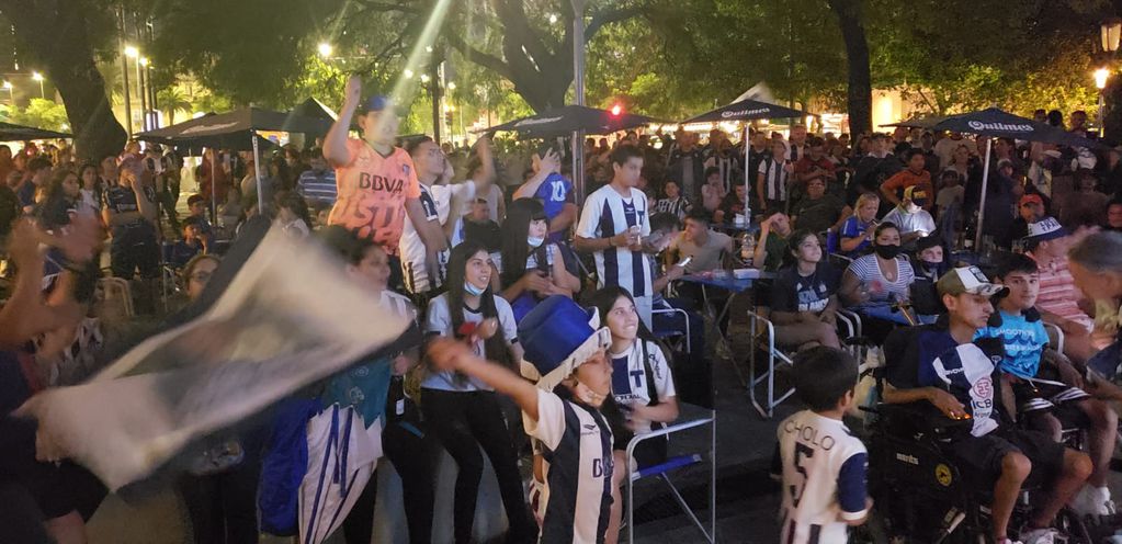 Los hinchas de Talleres copan las calles de Córdoba en la final con Boca, en el partido por la final de la Copa Argentina. (Javier Ferreyra)
