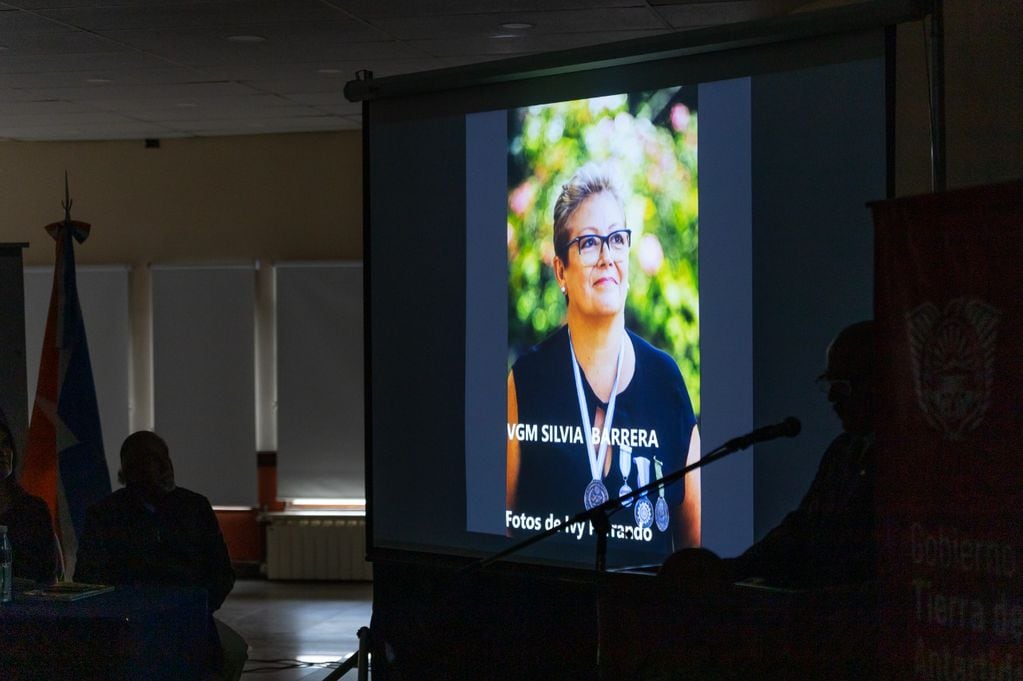 Durante el encuentro se proyectaron videos de reconocimiento al personal de sanidad que se desplegó en Malvinas.