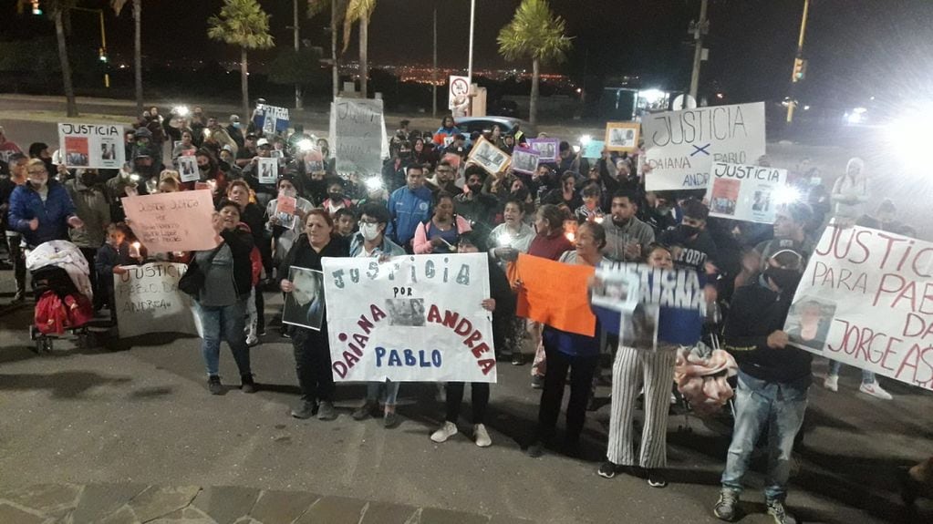 Masd de un centenar de personas se movilizaron por avenida Champagnan reclamando Justicia. José Gutiérrez/Los Andes
