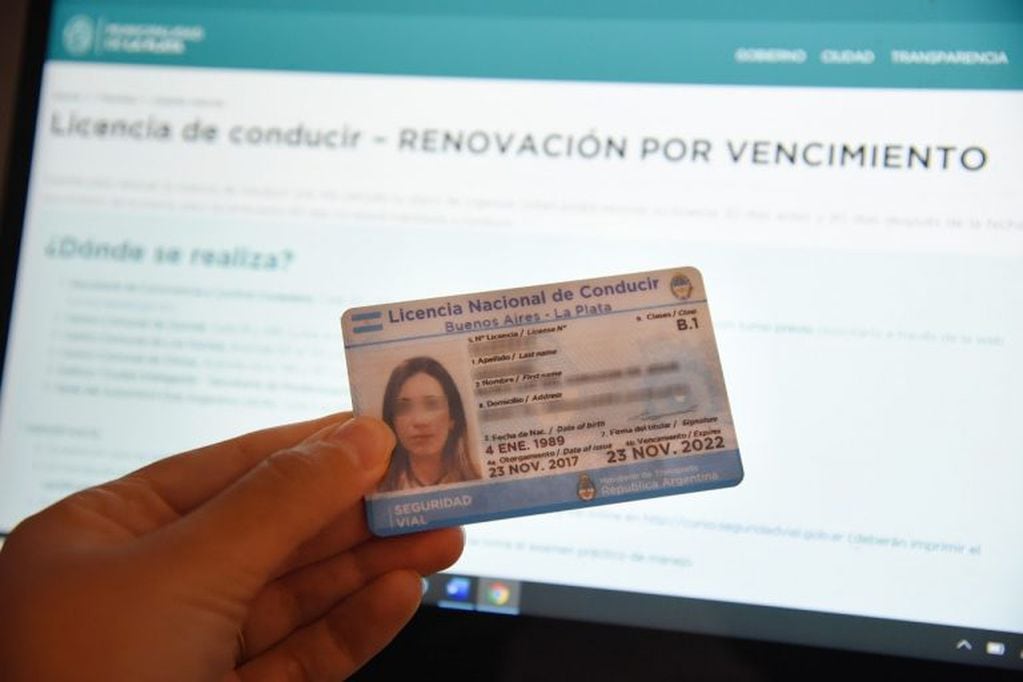 Se entregaron puerta a puerta las licencias de conducir que fueron tramitadas antes del aislamiento (Municipalidad de La Plata)