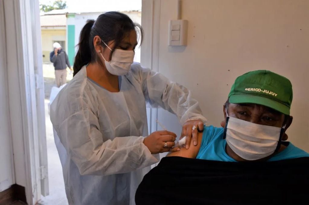 En Jujuy, durante el primer día del ciclo de vacunación para la comunidad en general a partir de los 40 años de edad, bajo demanda espontánea y sin turno previo, se inoculó a 11.000 personas.