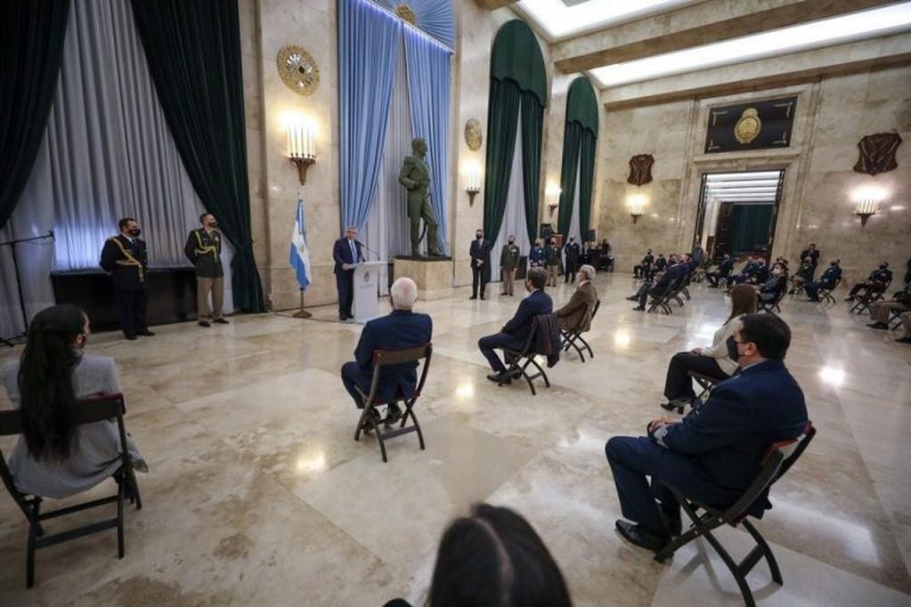 El presidente Alberto Fernández encabezó el acto en el Ministerio de Defensa ante la presencia de las principales autoridades de las Fuerzas Armadas. (Presidencia)