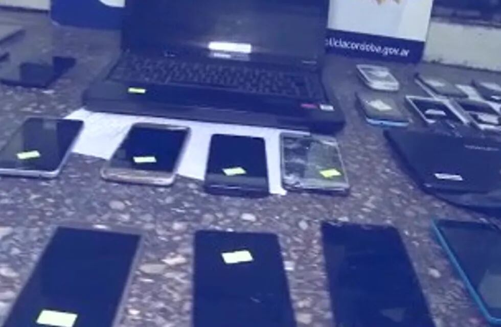 La Policía de Córdoba recuperó 60 dispositivos móviles.