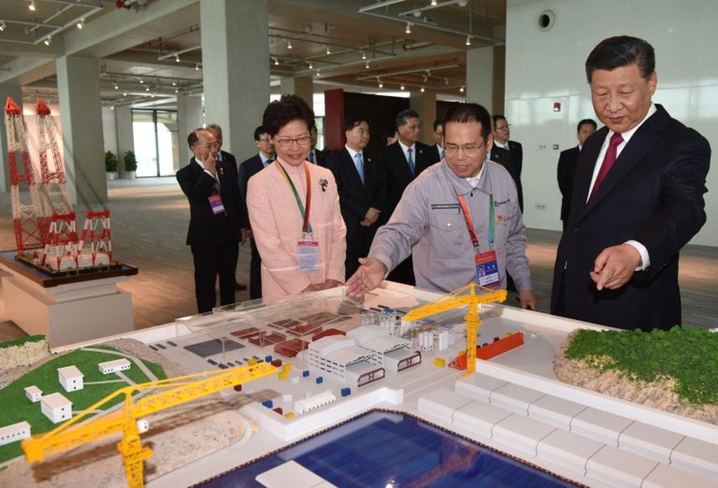 La jefe de Gobierno de Hong Kong, Carrie Lam (i), y el presidente de China, Xi Jinping (d), observan una maqueta del puente. Crédito: EFE.