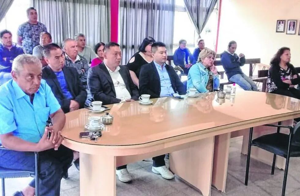 Comerciantes chinos estuvieron reunidos con el intendente Héctor Ibáñez.