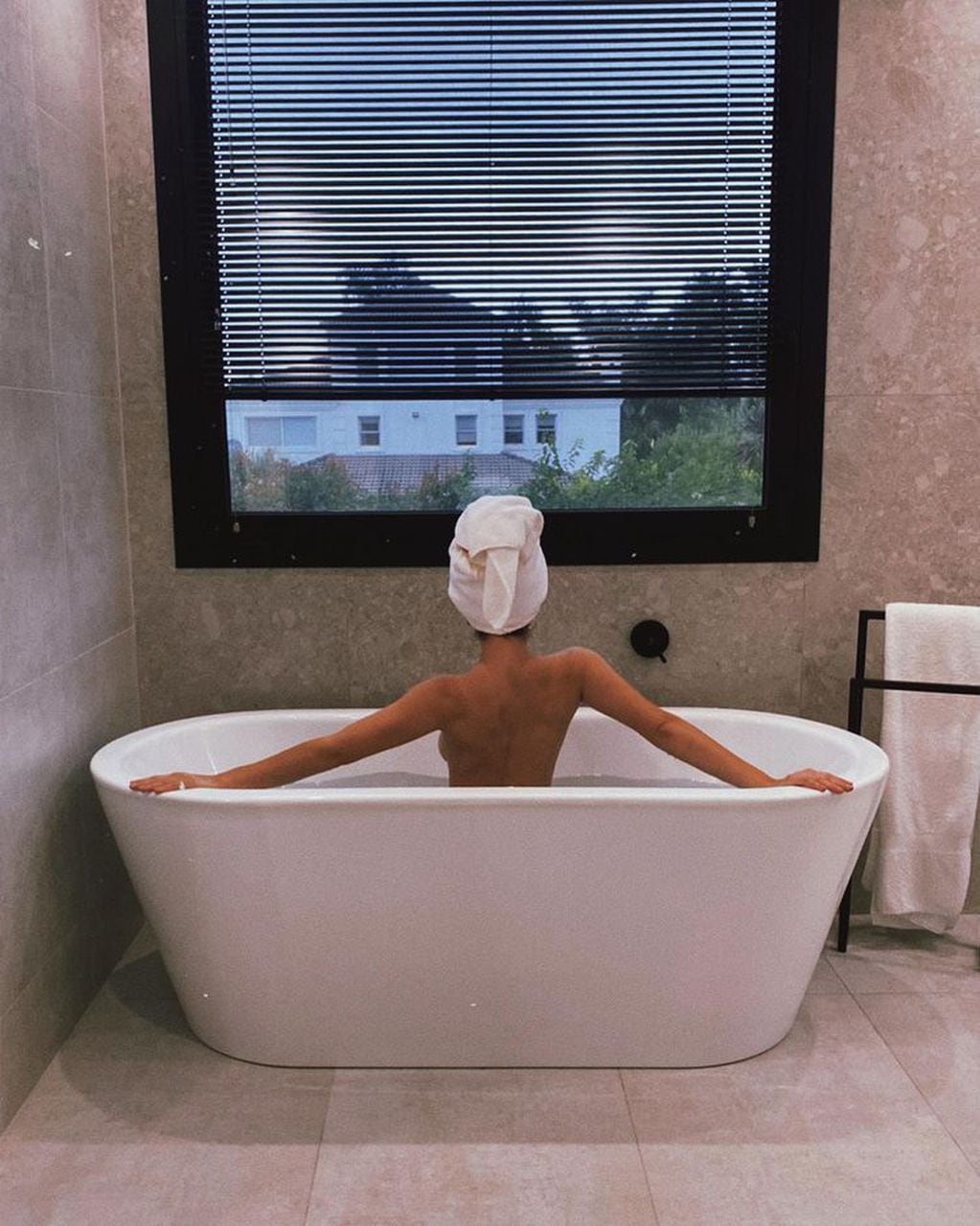 Laurita Fernández en topless y desde la bañera.