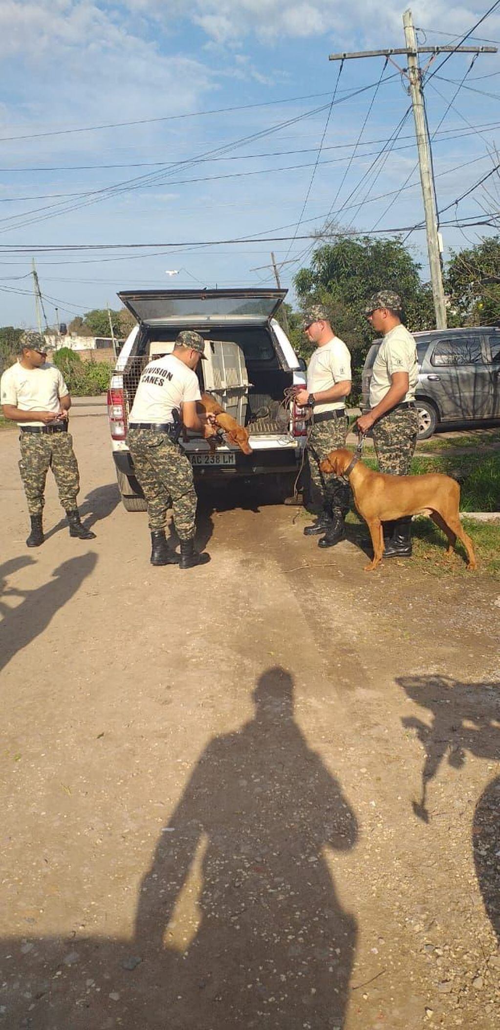 La división de canes de la policia del Chaco participó del allanamiento.