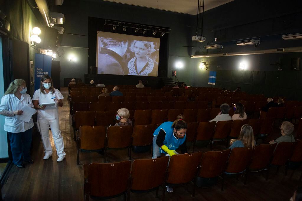 Centro de vacunación en el Cine Lumière. (Municipalidad de Rosario)
