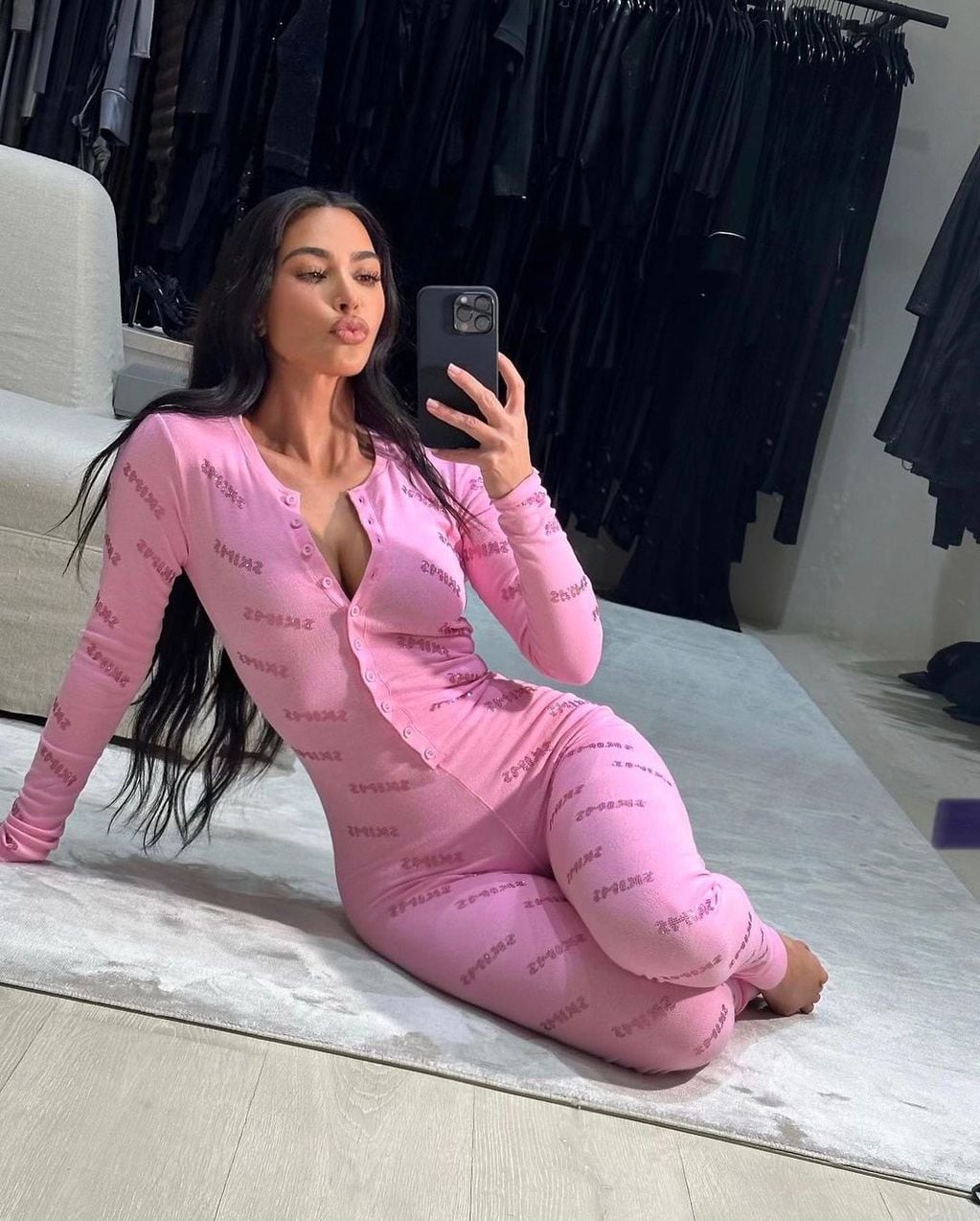 Kim Kardashian se preparó para ir a dormir, pero antes, cautivó con un ajustado pijama.