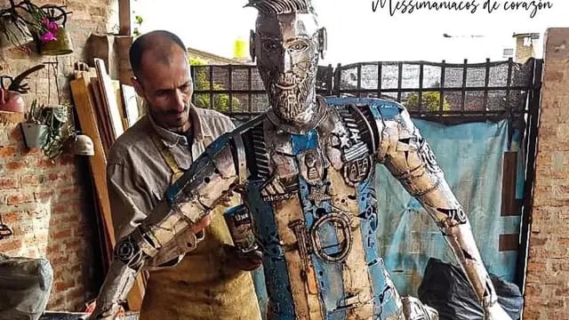 Un chaqueño hizo una escultura de Messi con chatarra.