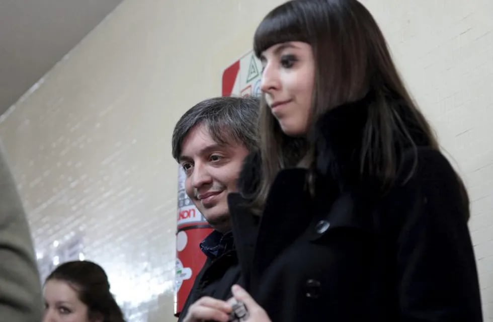 voto votacion sufragio rnMaximo (L) and Florencia Kirchner, the son and daughter of Argentina's President  stand at a polling station in Rio Gallegos, Argentina, October 25, 2015. Argentines began voting for a new president on Sunday with outgoing leader 