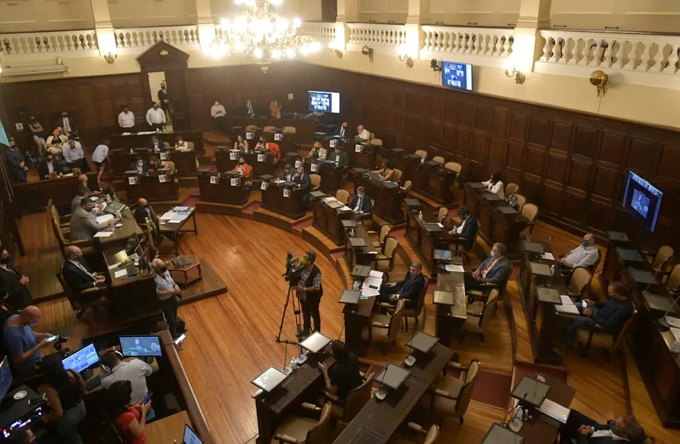 La Cámara de Senadores de Mendoza dio media sanción al proyecto del Ejecutivo para prorrogar la Emergencia Sanitaria. Orlando Pelichotti/Los Andes

Foto: Orlando Pelichotti / Los Andes