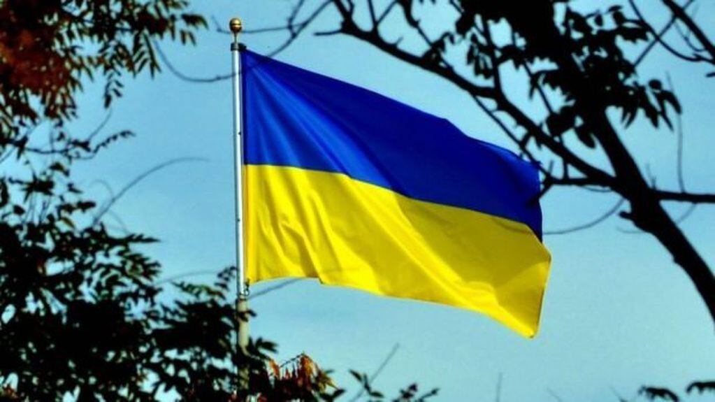 La bandera de Ucrania, adoptada el 28 de enero de 1992. Sus colores representan el cielo y el trigo.