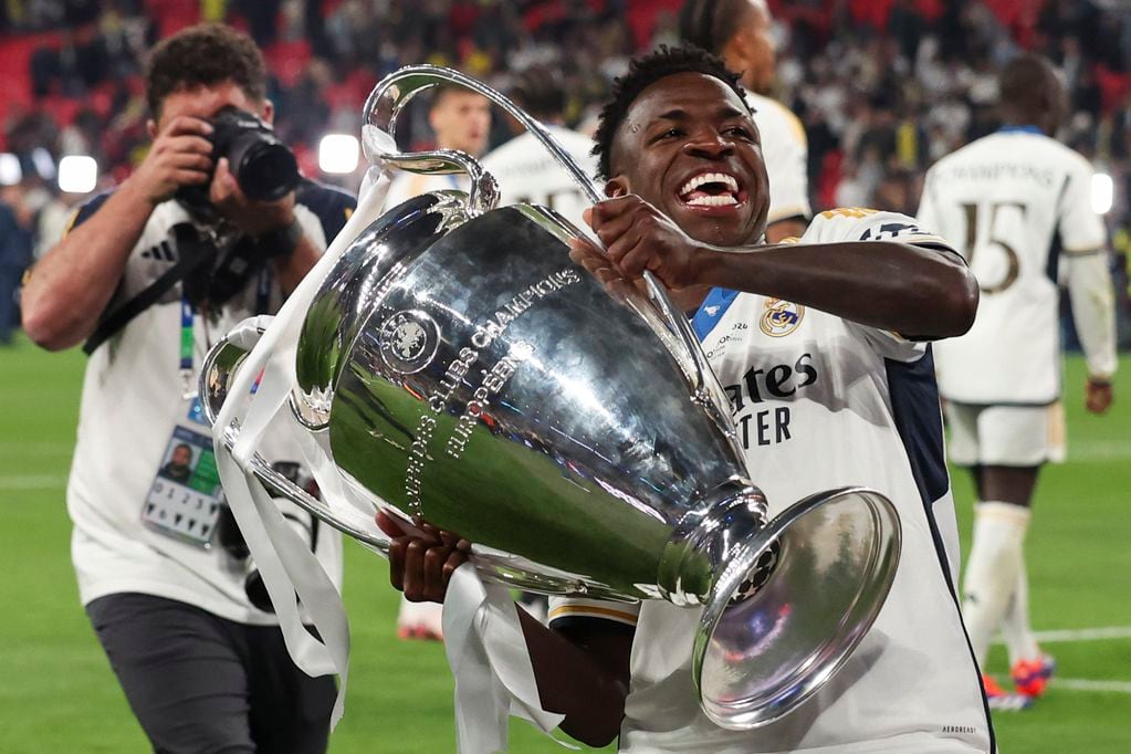 Vinicius Junior del Real Madrid celebra con el trofeo tras la victoria ante Borussia Dortmund en la final de la Liga de Campeones, el sábado 1 de junio de 2024, en Londres. (AP Foto/Ian Walton)