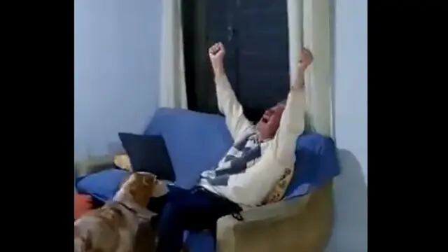 Un abuelo sabalero celebrando el título de Colón