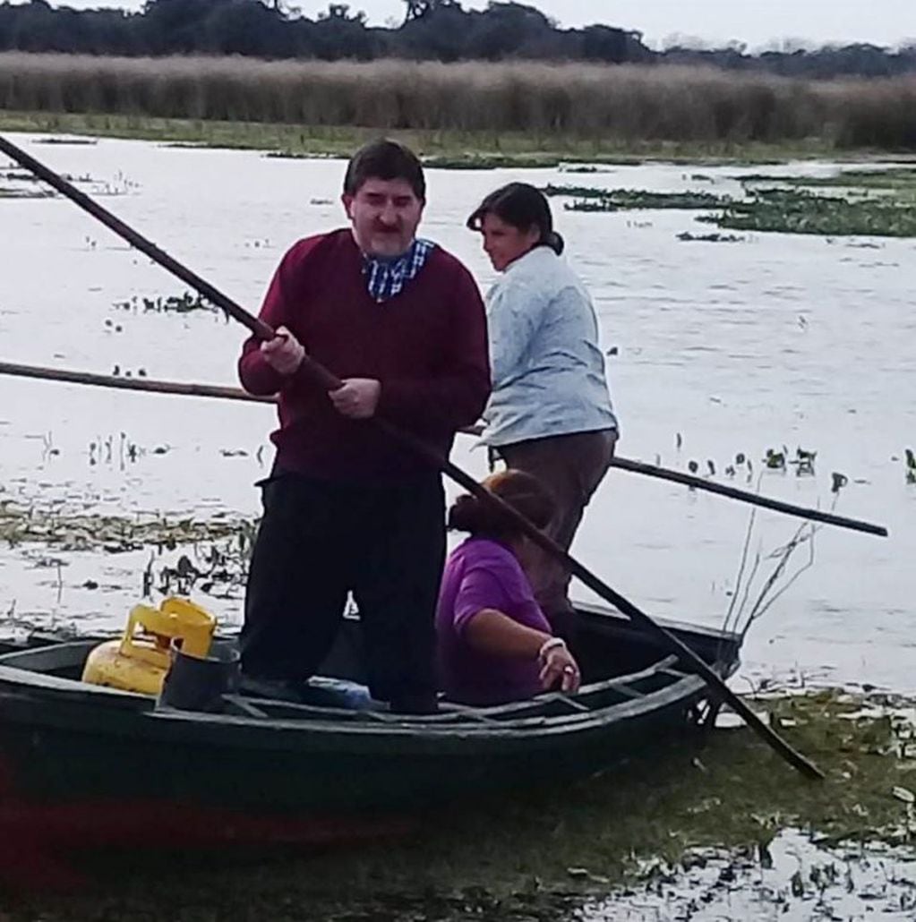 Por primera vez, Juan Carlos subía a una canoa.