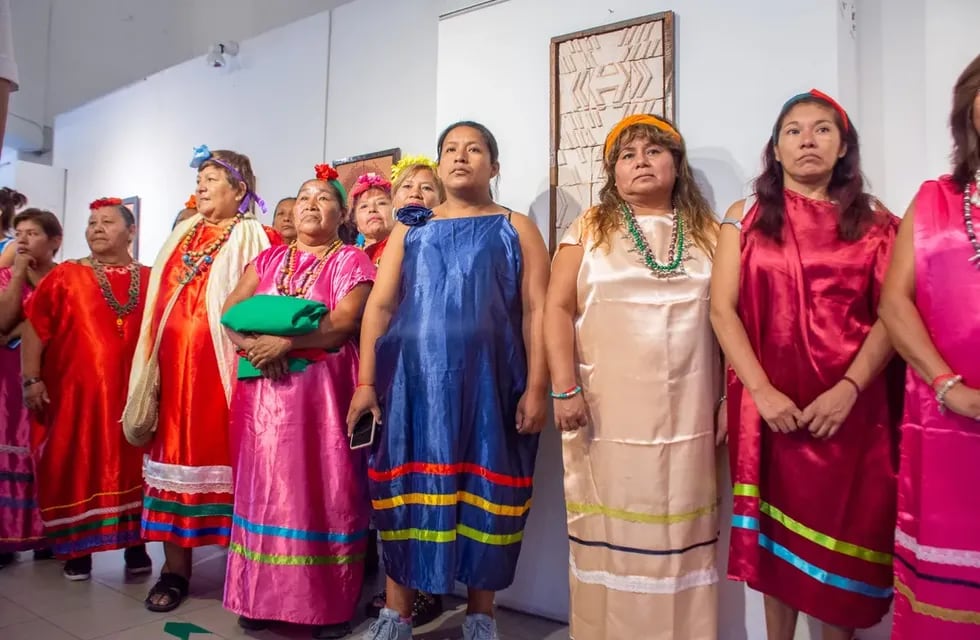Las coloridas vestimentas que lucen las mujeres guaraníes para el Arete Guazú reflejan en cierto modo la vitalidad de la selva de las Yungas, de donde provienen.