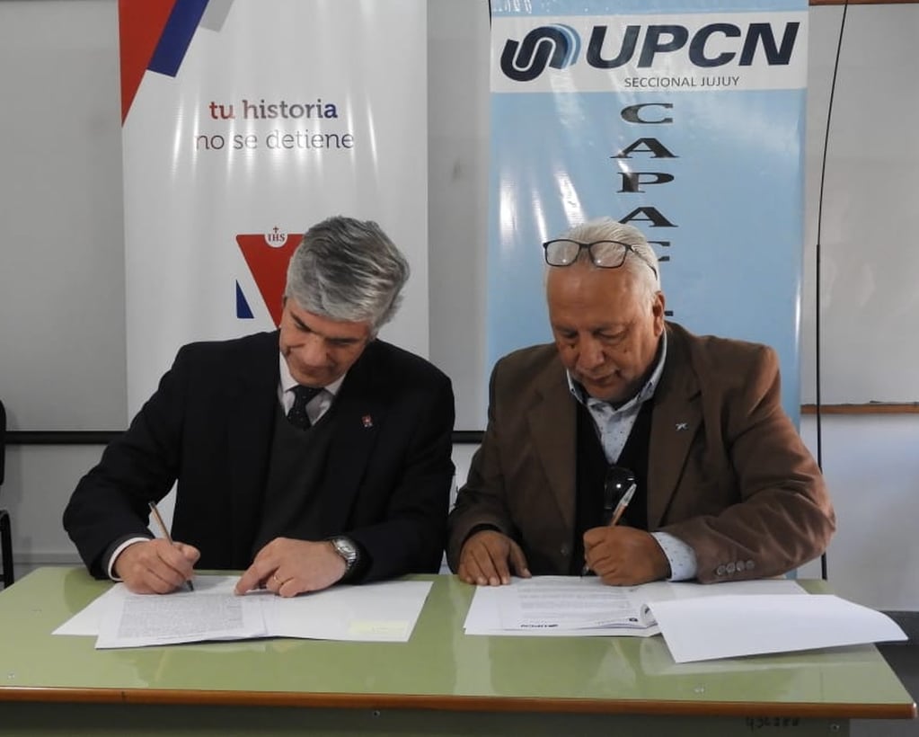 El rector de la Universidad Católica de Salta, Rodolfo Gallo Cornejo, y el titular de UPCN Jujuy, Luis Cabana, al momento de firmar el convenio.