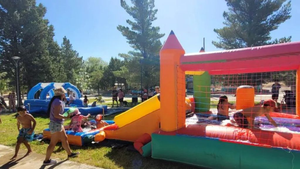 Policía de Neuquén organizó un parque de juegos inflables para niños.